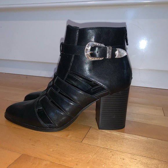 [7]👢NWOT - F21 buckled cutout booties - Picture 3 of 13